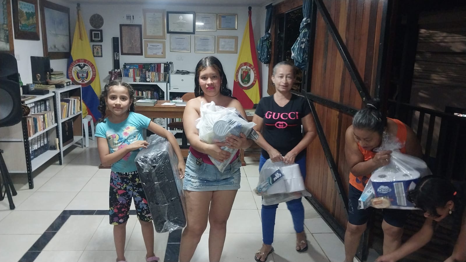 Donación complementada, mercado, colchonetas, aseo