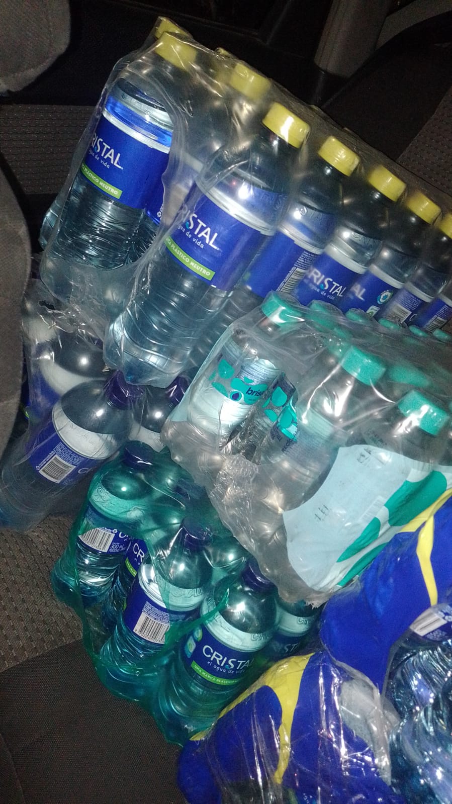 Recogiendo donaciónes de agua