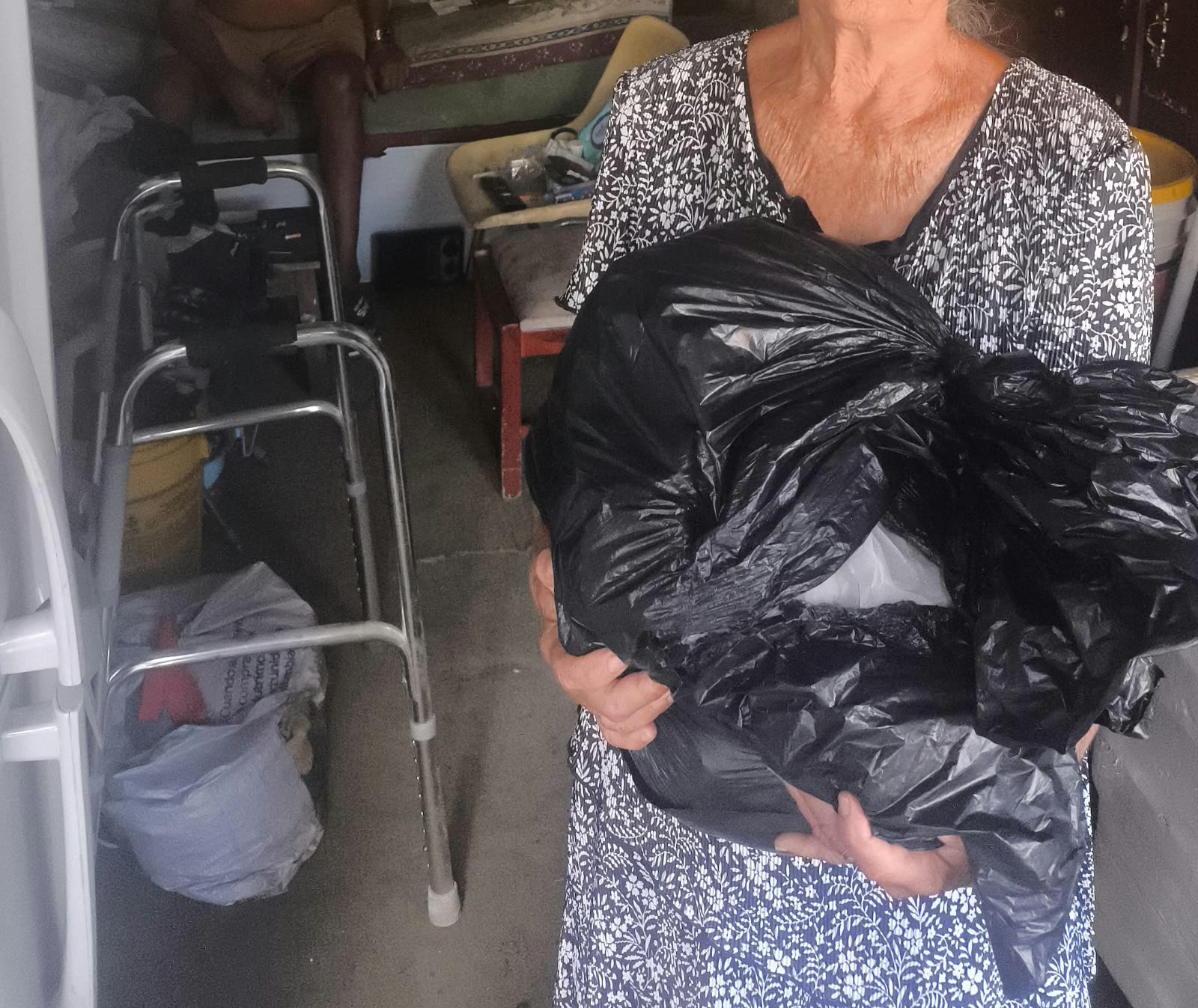 Donación de caminadora y mercado