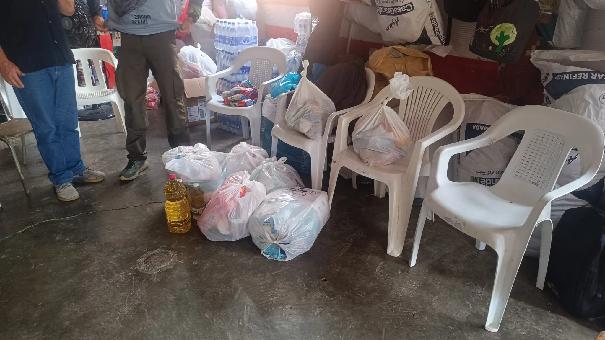 Entrega donaciones punto de acopio Tribunas